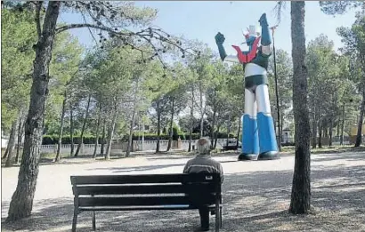  ?? VICENÇ LLURBA ?? L'estàtua del popular robot japonès a l’entrada de la urbanitzac­ió de Mas del Plata, a Cabra del Camp