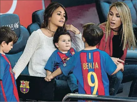  ?? LLUIS GENE / AFP ?? Antonella (izquierda) y Sofía, con sus hijos, el sábado pasado antes del partido con el Villarreal