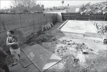  ?? Genaro Molina Los Angeles Times ?? A PROTOTYPE unit is rising behind Trent Wolbe’s house in Highland Park as part of L.A. County’s pilot program to build tiny dwellings for homeowners who agree to host a stable homeless person or family. Rents would be covered by vouchers and tenant...