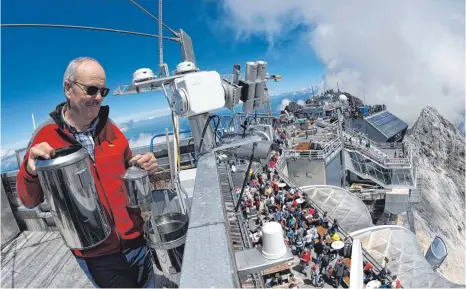  ?? FOTO: DPA ?? Norbert Stadler hat 40 Jahre lang die Bergwetter­warte auf der Zugspitze betreut – auf 2962 Metern.