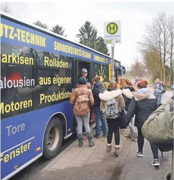  ?? ARCHIVFOTO: WOLFGANG KAISER ?? Mühlhausen, Haltestell­e Grefrather Straße, 13.32 Uhr, der Bus ist überfüllt. Das ist zu Schulbegin­n und -schluss am Liebfrauen-Gymnasium keine Seltenheit