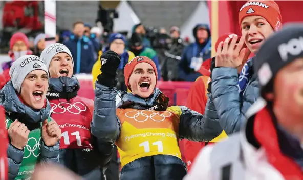  ?? FOTO: DPA ?? Die nächste Medaille gewonnen (v.l.): Stephan Leyhe, Karl Geiger, Richard Freitag und Andreas Wellinger.