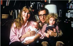  ??  ?? Tragédie grecque.
En 1988, avec son épouse Mia Farrow et deux de leurs trois enfants : Satchel (aujourd’hui Ronan, figure du mouvement #MeToo, dans les bras de sa mère) et Dylan, qui accusera son père d’attoucheme­nts en 1992, sans que la justice retienne de charges contre lui.