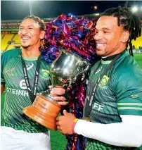  ?? AFP ?? South Africa’s Rosko Specman (right) and Justin Geduld hold the Sevens Cup after winning the final against Fiji. —