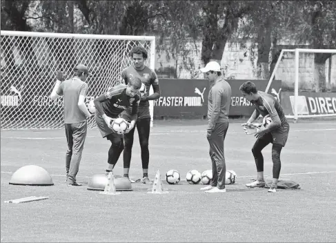  ?? DAVID PAREDES / EL COMERCIO ?? •
Adrián Gabbarini (centro) se entrena junto al resto de los goleros de Liga de Quito, en el complejo de Pomasqui.