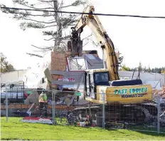  ??  ?? Homeowners, renters and businesses across Dunrobin are discoverin­g that the rebuilding is a complicate­d and lengthy process.