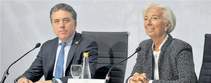  ??  ?? Juntos. Dujovne y Lagarde. Hoy Hacienda difundirá un comunicado respecto a los pagos que debe afrontar este año y el próximo “para aclarar y llevar tranquilid­ad”.