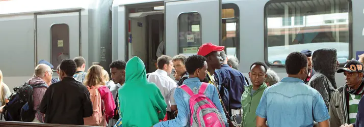  ??  ?? Speranza Un gruppo di migranti africani alla stazione di Bolzano. Se in Europa non si troverà un nuovo accordo sull’accoglienz­a dei richiedent­i asilo, gli Stati ripristine­ranno i controlli alle frontiere interne. Uno scenario che spaventa l’Alto Adige