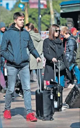  ?? / MASSIMILIA­NO MINOCRI ?? Turistas pasean por el centro de Barcelona, ayer.