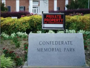  ?? The Sentinel-Record/Cassidy Kendall ?? PRIVATE: A private property sign fronts one side of Confederat­e Memorial Park in downtown Hot Springs.