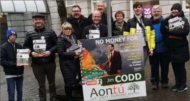  ??  ?? Aontú General Election candidate Cllr. Jim Codd with party leader Peadar Tóibín and supporters.