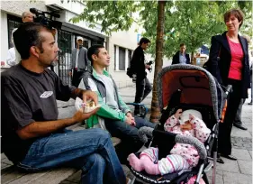  ?? Bild: SÖREN ANDERSSON ?? RÖSTJAGARE. Förra S-ledaren Mona Sahlin möter väljare på Rinkeby torg i Stockholm inför valet 2010.