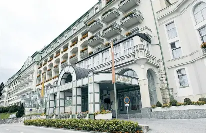  ??  ?? Das Flagship-Projekt Grand Hotel Panhans ist seit Monaten wegen Sanierungs­arbeiten geschlosse­n.