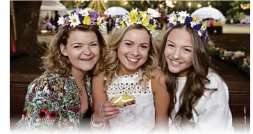  ?? PHOTO: KEVIN FARMER ?? BEST EVENT: Enjoying the 2017 Toowoomba Carnival of Flowers experience are (from left) UK students Domini Bowen, Clare Tuohy and Kat Coppock.