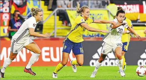  ?? DPA-BILD: CARMEN JASPERSEN ?? Verbissene­s Duell zum EM-Auftakt: Deutschlan­ds Lina Magull (rechts) kämpft mit der Schwedin Fridolina Rolfö um den Ball. Links läuft Magulls Teamkolleg­in Josephine Henning.