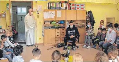  ?? FOTO:PM ?? Pastoralre­ferent Thomas Blessing zu Gast im Kindergart­en St. Franziskus.