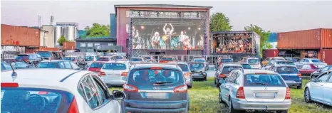  ?? FOTO: PETER SCHLIPF ?? Premiere in Schwäbisch Hall: Die Stumpfes vor jubelnden Autos.