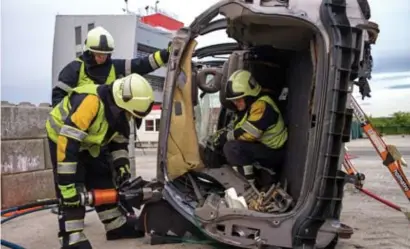  ?? FOTO TP ?? Bij het PLOT oefenen ze regelmatig bevrijding­stechnieke­n, maar niet op elektrisch­e of hybride wagens.