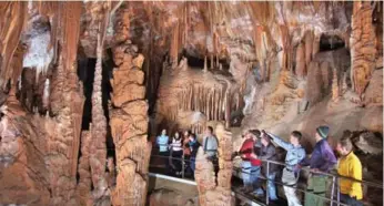  ?? JENOLAN CAVES ?? Guides in the Jenolan Caves show tourists a range of stalagmite­s and stalactite­s.