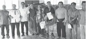  ??  ?? ABD Rahman (tiga kiri) menyerahka­n bantuan tangki kepada penduduk di Kampung Permai/Ranpek, Beluran.