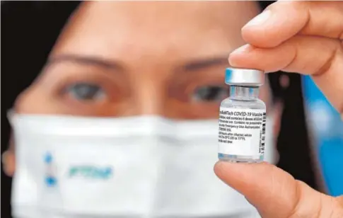  ?? // AFP ?? Vial de la vacuna de Pfizer/BioNTech, la primera contra el Covid en recibir autorizaci­ón plena de la FDA