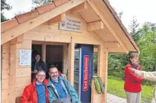  ?? FOTO: ALOIS GROSS ?? Schon am Einweihung­stag hat die neue Schutzhütt­e der Albverein-Ortsgruppe Denkingen ihre Funktion erfüllt und bot Schutz vor dem Regen.