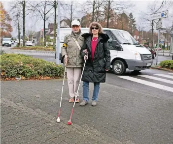  ?? FOTO: ANJA TINTER ?? Ohne Markierung­en auf den Gehwegen finden sich Blinde und Sehbehinde­rte wie Maria Westphal (links) und Manuela Dolf nicht zurecht und wissen nicht, wo sie die Straße überqueren können.