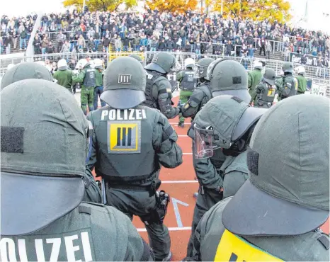  ?? FOTO: ALEXANDER KAYA ?? Die Polizei hat ein waches Auge auf die Ränge im Donaustadi­on. Angeblich gibt es auf denen auch Probleme mit Rechten.