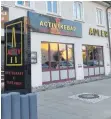  ?? FOTO: KROHA ?? Das frühere Gasthaus Adler in Pfuhl hat einen neuen Besitzer. Der Activ Kebap muss raus. Und was passiert dann?