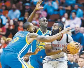  ??  ?? Draymond Green (c), la clave del espaciamie­nto de duela de los Warriors