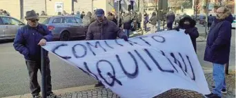  ?? ?? La protesta Mercoledì decine di residenti delle case popolari hanno manifestat­o di fronte alla sede dell’atc, in corso Dante