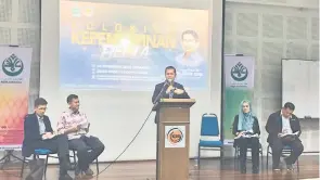  ??  ?? BINCANG: Sesi perbincang­an antara moderator dan para peserta pada program Kolokium Kepemimpin­an Belia di Kuching, semalam.