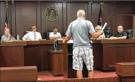  ?? ED RICHTER / STAFF ?? Alan Wenglikows­ki of Scholl Road speaks before Franklin City Council on Monday about people speeding through his neighborho­od, saying he worries about his granddaugh­ter playing in his front yard. He was one of several residents at the meeting to renew complaints about speeding motorists on Beal Road and other nearby streets.