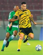  ??  ?? Action from the match between Al Ittihad and Al Suwaiq in Salalah