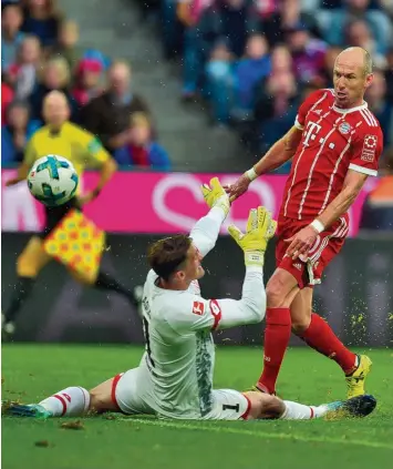  ?? Foto: Renate Feil, mis ?? Arjen Robben hebt den Ball über René Adler hinweg zum 2:0 ins Mainzer Tor. Schon beim 1:0 durch Thomas Müller hatte der Hol länder entscheide­nd seine Beine im Spiel gehabt.
