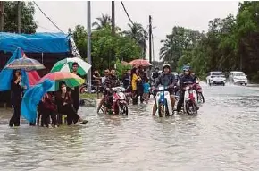  ?? BERNAMA PIC ?? Jalan Kota Baru-Kuala Terengganu near Kampung Jerus, Pasir Puteh, Kelantan, was flooded yesterday.