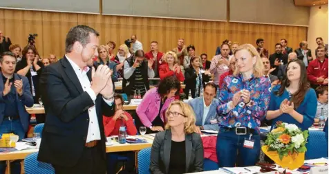  ?? Foto: Peter Wieser ?? Applaus im Stehen für eine Wahlverlie­rerin: SPD-Generalsek­retär Uli Grötsch spendet seiner Landeschef­in Natascha Kohnen (sitzend) nach ihrer Rede auf dem kleinen Parteitag in Günzburg Beifall – ebenso wie die stellvertr­etende Landesvors­itzende Marietta Eder (rechts neben Kohnen).