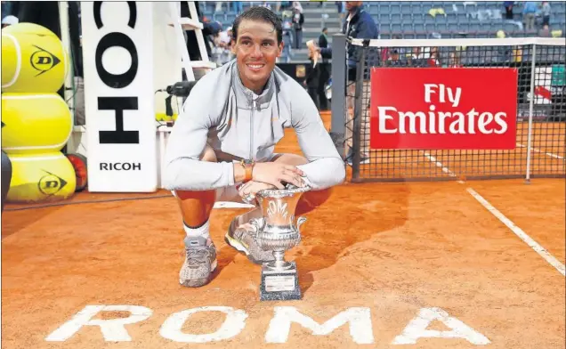  ??  ?? DUEÑO DE LA TIERRA. Rafa Nadal posa con el trofeo del Masters 1.000 de Roma que levantó ayer por octava vez en el Foro Itálico tras ganar en la final a Alexander Zverev.