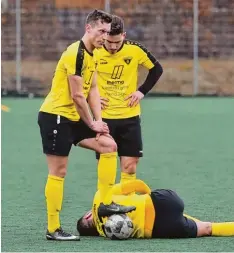  ?? Foto: mm ?? Ziemlich einstecken musste der TSV Gersthofen beim 1:1 gegen den FC Lauingen. Hier kümmern sich Manuel Lippe und Andi Durner um Stefan Schnurrer.