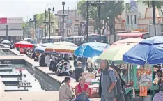  ??  ?? El ambulantaj­e y las malas condicione­s de movilidad son otros aspectos que dañan al Centro Histórico de Toluca, afirman comerciant­es.