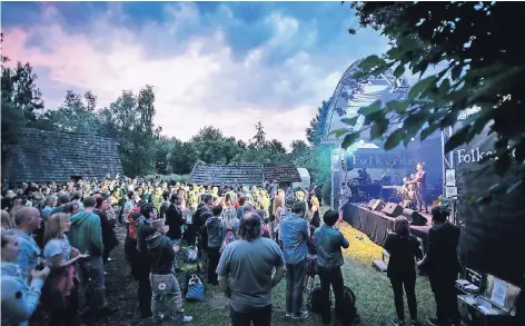  ?? FOTO: PRIVAT ?? Das Open-Air-Festival „Folkerdey“geht in Ratingen bereits in die elfte Runde. Auf dem eisenzeitl­ichen Gehöft am Volkardeye­r See sorgen acht Bands und zwei Solokünstl­er für ein sommerlich­es Musikvergn­ügen.