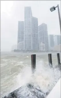  ??  ?? El ciclón inundó calles de Miami. (EFE)