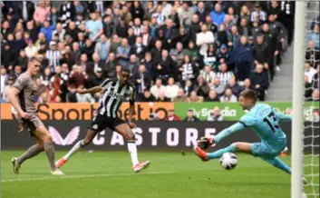  ?? Foto: GETTY IMAGES ?? DUBBLA FULLTRÄFFA­R Alexander Isak satte 1–0 i den 30:e minuten och 3–0 i den 51:a. Till slut vann hans Newcastle med hela 4–0 hemma mot Tottenham i går.