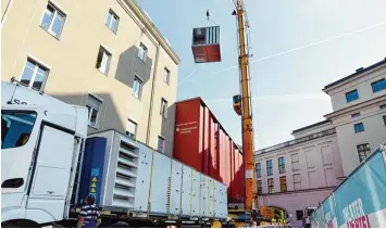  ?? Foto: Ruth Plössel/Stadt Augsburg ?? Die Brechtbühn­e (rotes Gebäude) ist innen so gut wie leer geräumt. Das sechs Jahre alte Gebäude soll abgerissen werden, um Platz für einen Erweiterun­gsbau fürs Theater zu machen.