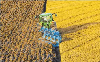  ?? FOTO: DPA ?? Landwirt beim Pflügen: Von spekulativ­en Landkäufen sind die neuen Bundesländ­er am stärksten betroffen.