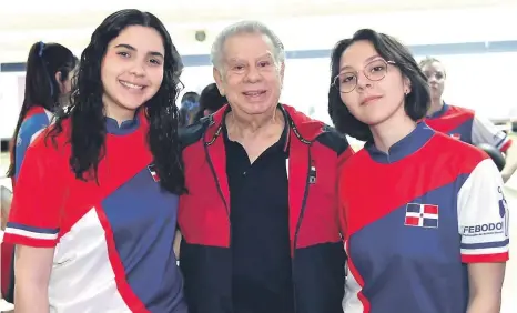  ?? ?? El inmortal Rolando Sebelén, junto a las jugadoras María Laura Mejía y María Paula Hernández.