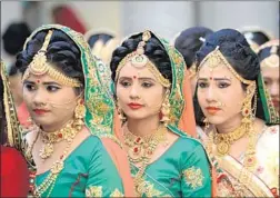  ?? Sam Panthaky AFP/Getty Images ?? INDIAN brides at a mass wedding in Surat. “Nobody wants to be single in this country,” says Sreemoyee Piu Kundu, who wrote a book on the topic.