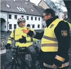  ?? FOTO: DOROTHEA HECHT ?? Hans-Jürgen Gems (rechts) freut sich, dass Christoph Schmidt verkehrssi­cher auf dem Rad unterwegs ist.