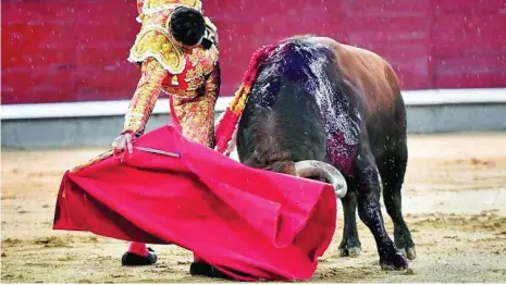  ?? ALFREDO ARÉVALO/PLAZA1 ?? Espectacul­ar derechazo de Paco Ureña al quinto toro bajo la lluvia