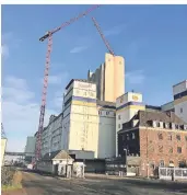  ?? FOTO: -NAU ?? Auf dem Gelände der Plange-mühle entsteht ein Silo, das mit 79,89 Metern über Grund das höchste Gebäude der Stadt sein wird.